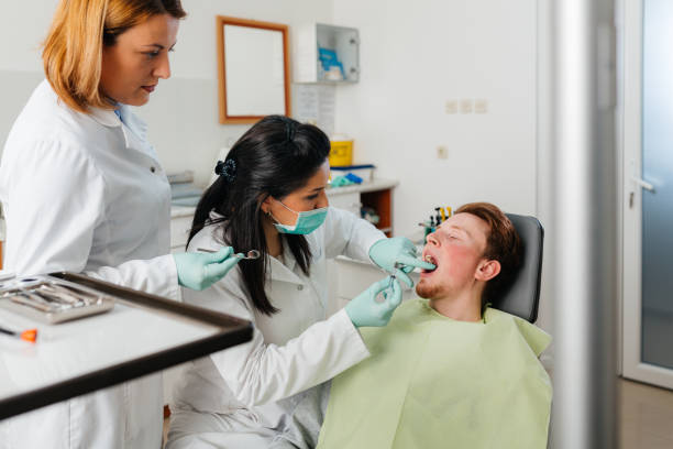 Best Emergency Tooth Extraction in Flora, IL